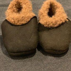 Nui Shoes - My fav newborn mocs: Nui Kina Lamb booties Nui Shoes - My fav newborn mocs: Nui Kina Lamb booties